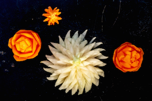 BLUMEN AM RAND EINES ALTEN KRATER